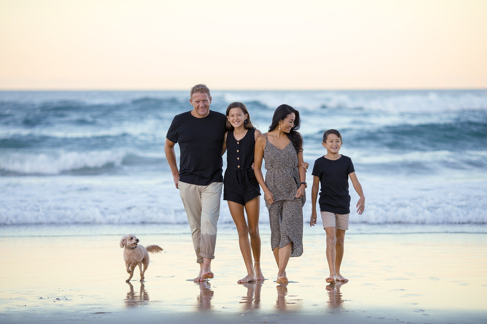 familia paseando por la orilla en la playa