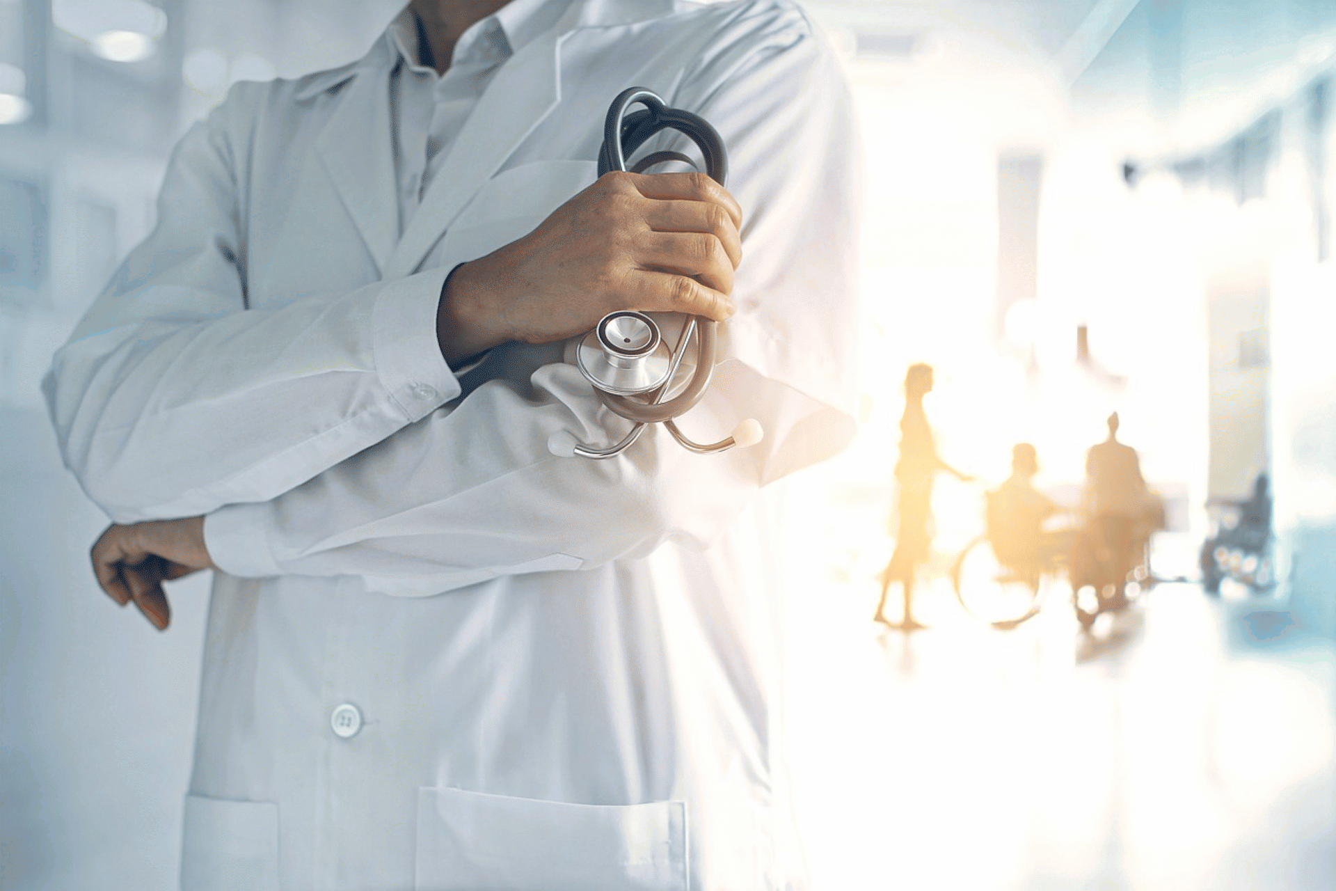 imagen de un pasillo de hospital con un doctor al frente y usuarios en segundo plano