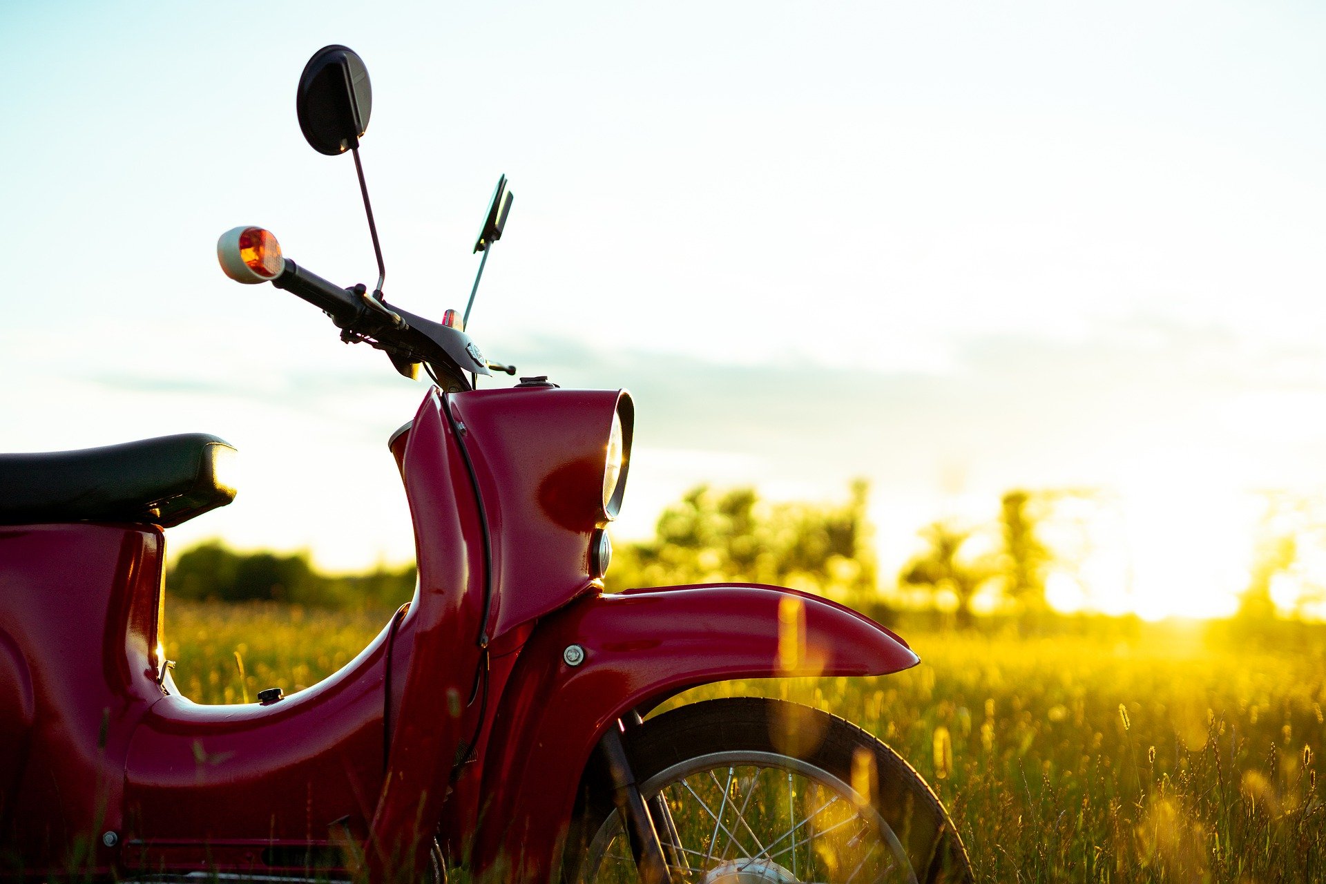foto de una motocicleta en un campo al sol