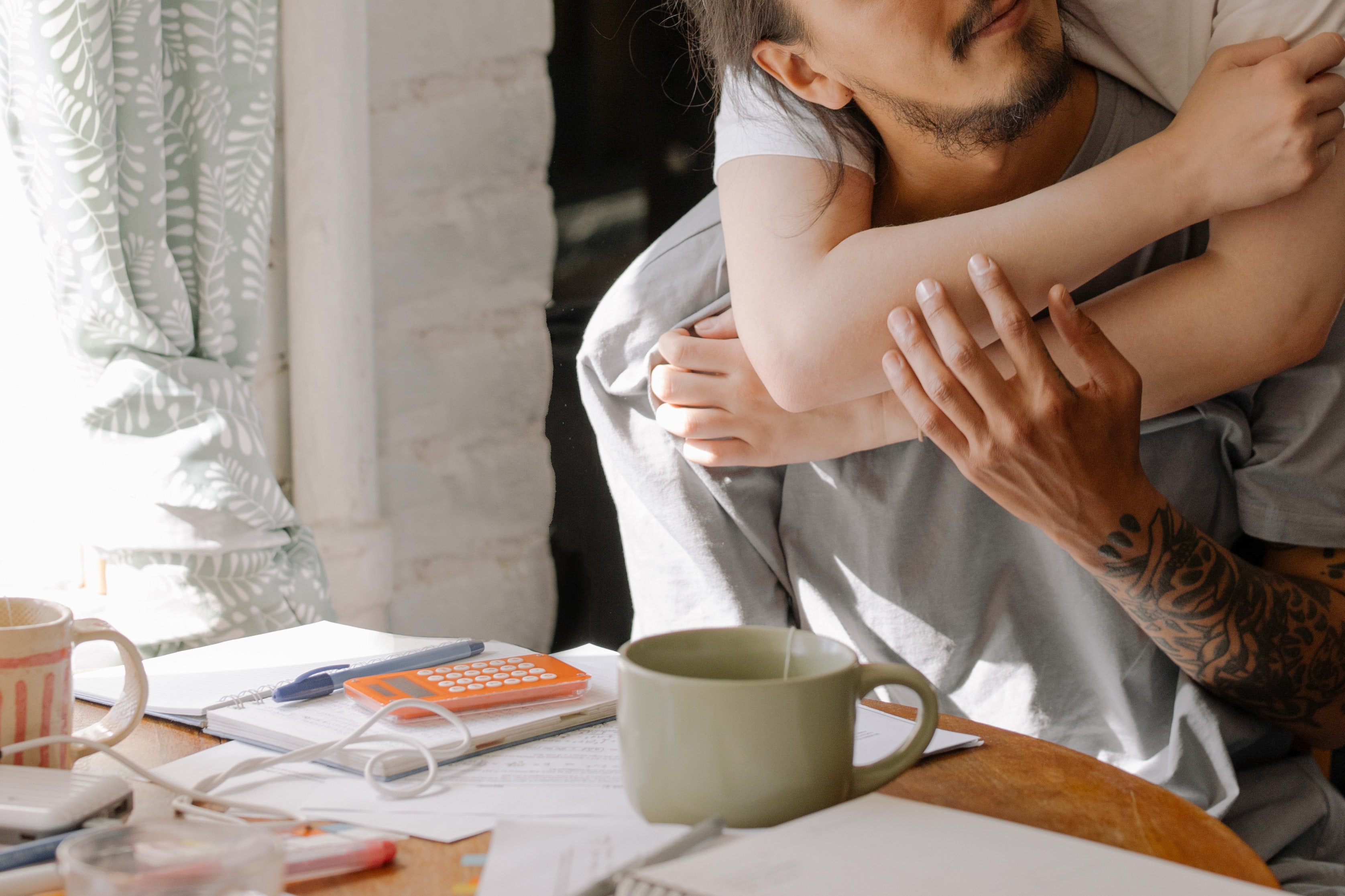 pareja en casa confortablemente dándose un abrazo